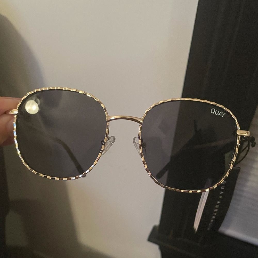 Quay Jezabell gold/smoke lens NWT